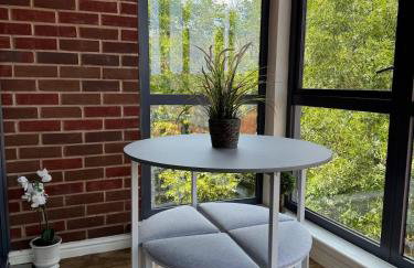 Uxbridge-Modern 2 bed Apt with Lift & Parking - Photo 9