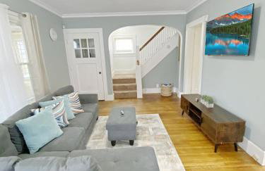 Lux 3BR, Steps from Airport, U of R & Grocery Stores - Foto 1