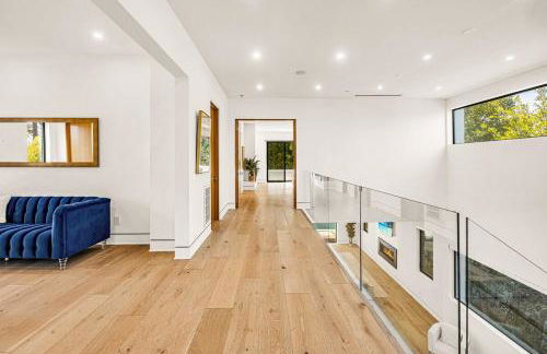 Luxurious Retreat - Modern House with Pool - Photo 28