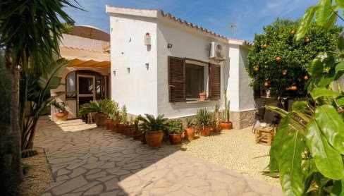 Casa el Montcel, a unique chalet with roofterrace and shared pool - Foto 3, Garden, sunbed, Garden view