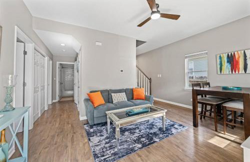 2BR Home with Fenced Backyard, Minutes to Uptown - Foto 14