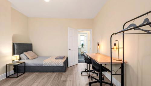 Spacious 6-Bed with Pool Table Desks in every room - Foto 2