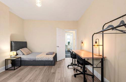 Spacious 6-Bed with Pool Table Desks in every room - Foto 2