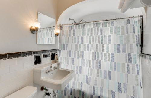 5 Mi to Beaches Historic Apartment in Westerly! - Foto 14