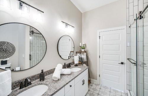 Walk to Lake Erie Sleek Retreat with Screened Patio - Foto 15