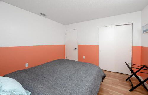 Sunny Escape: Vibrant Pool Home - Photo 15