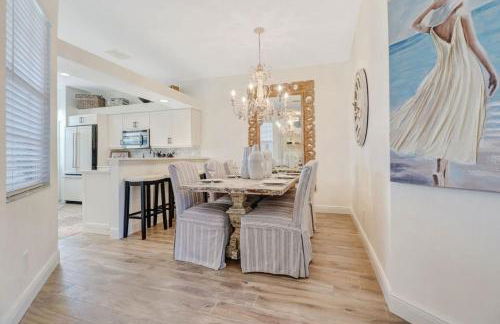 Sunshine days Stunning pool home. Gated community - Photo 4