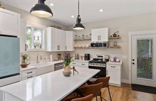 Downtown | Gorgeous | Pet Friendly! - Photo 29