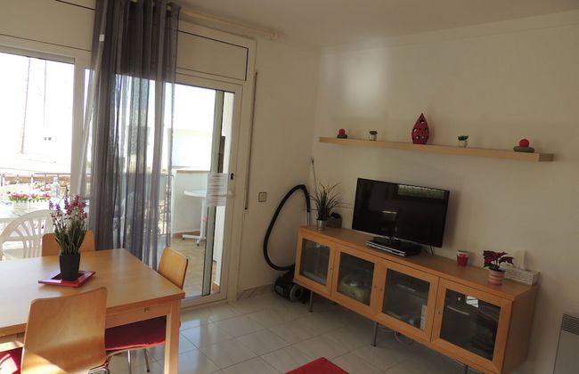 Apartment by Roses Beach With Pool - Photo 10