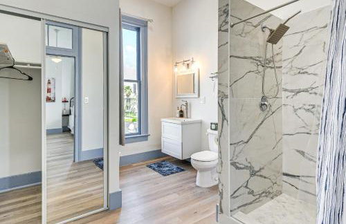 Walk to The Strand Historic Family Base with Yard! - Foto 38