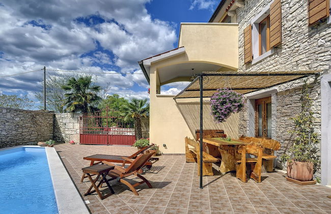 Well Maintained Holiday Home With Private Heated Pool Near the Beach - Foto 18