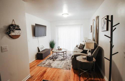 Fenced Lot W Home Gym plus Washer and Dryer - Foto 8