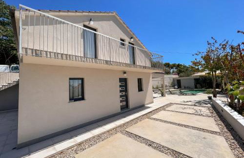 Mediterranean Oasis Seaside Villa with Pool - Foto 19