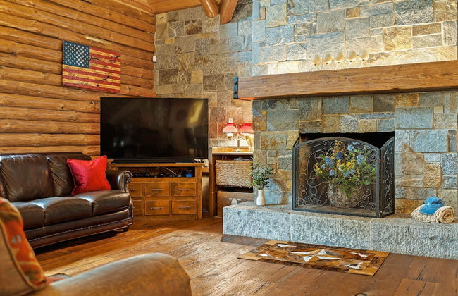 The Bigwood Cabin by Avantstay Hot Tub Firepit Pool Table Private Yard - Photo 12