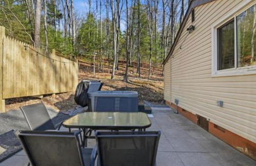 Pocono cabin with hot tub and private pool at Shawnee Mtn - Foto 53