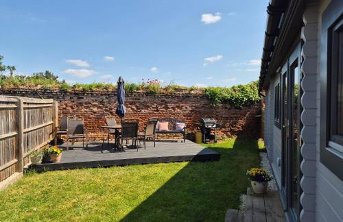 Chalet close to Heathrow T5, Windsor Castle, Legoland, Thorpe Park, with off road parking, free Wifi, private garden, spacious & fully equipped, cozy wood burner & comfy sofa, ideal for exploring London with trains to Waterloo, a beautiful unique retreat - Foto 3