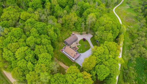 Shady Point Retreat with Hot Tub and Pickleball! - Foto 3