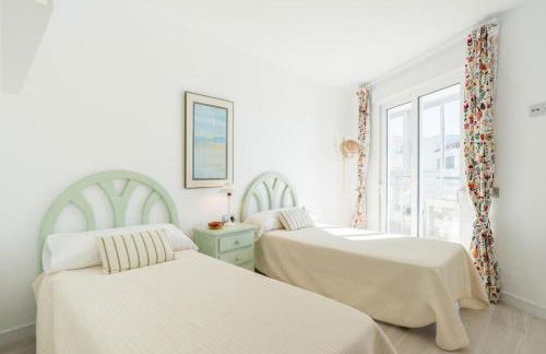 SEA VIEW & BEACH ACCESS - Center - Parking - Photo 7