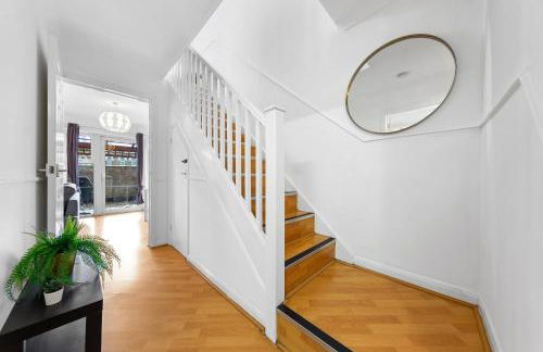 Cozylease 3 Bedroom Canary Wharf Family,Workcation, Fast WiFi, Workspace,1 stop to City - Photo 54