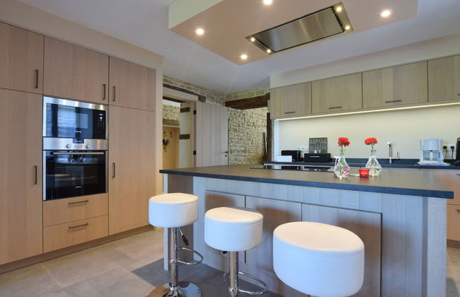 Lavish Holiday Home in Chassepierre With Terrace - Photo 11