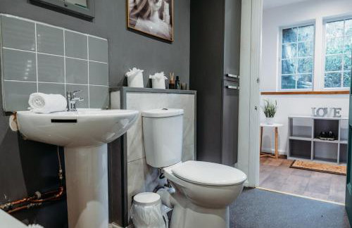 Heron's Perch- A pond-side retreat with cinema room - Photo 41