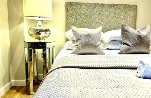 Exclusive Marina View Apartment Free Parking - Photo 18