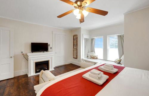 Main House - 3 Story 5 Bed 3 Bath Private Deck Courtyard Pet Friendly fee applies - Photo 27