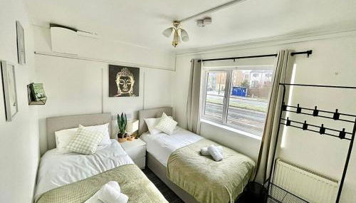 Private 2Bed-Parking & Garden-By FabAccommodation - Foto 2