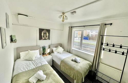 Private 2Bed-Parking & Garden-By FabAccommodation - Foto 2