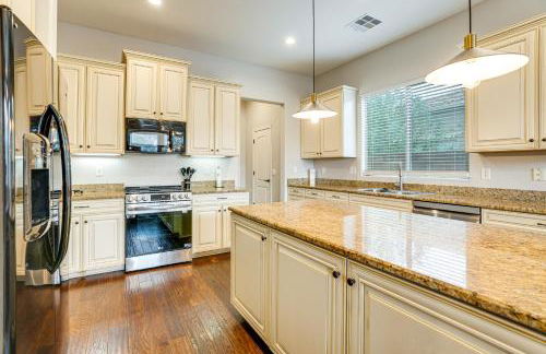 Pool, Views and Ample Space! Sunny Goodyear Retreat - Foto 12