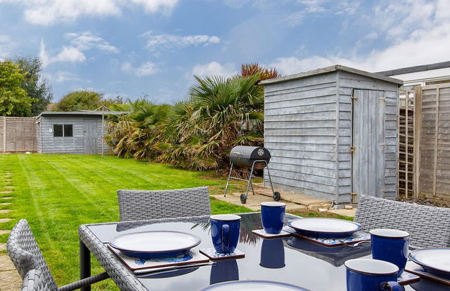 Bright Modern 4 br House 100 Metres From Beach - Photo 4