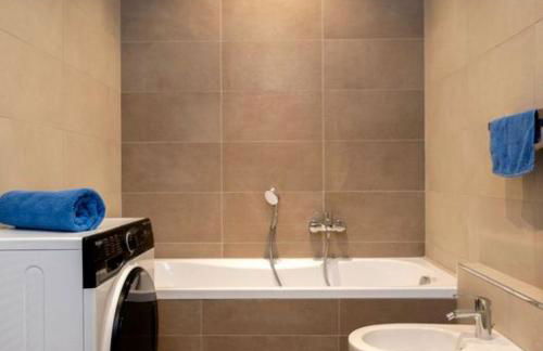 Mare fuori, sul lungomare con tre camere da letto e due bagni! - Foto 10