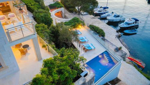 VILLA PHILIPPA - luxurious five-room villa - idyllic location - first row to the sea - spectacular view of the sea bay - unforgettable sunsets - 15 minutes from Supetar ferry port - free parking - private heated pool - Foto 3