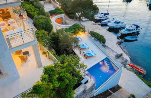 VILLA PHILIPPA - luxurious five-room villa - idyllic location - first row to the sea - spectacular view of the sea bay - unforgettable sunsets - 15 minutes from Supetar ferry port - free parking - private heated pool - Foto 3