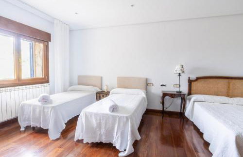 Mansión con Jacuzzi a 40 grados, gran piscina y Pádel - Photo 30