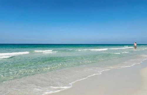 Sea Salt Vacation Home, Private Pool - Walk to Beach - Foto 49