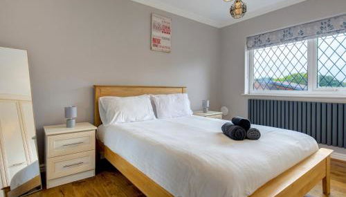 Spacious Heald Green Home with Free Parking - Pass the Keys - Foto 3, towels, Other