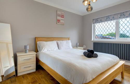 Spacious Heald Green Home with Free Parking - Pass the Keys - Photo 10