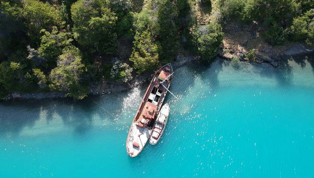 Restos de antiguos barcos en el lago