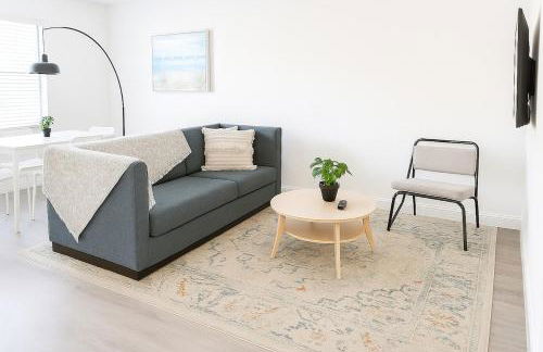 Modern 2BR Stay with Desk, Patio, BBQ, Free Parking - Foto 1