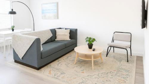 Modern 2BR Stay with Desk, Patio, BBQ, Free Parking - Foto 1