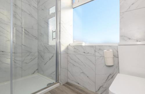 Lower Wortley 3 - Couples Haven with a Shared Kitchen - Pass the Keys - Photo 13