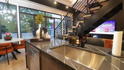 Unit 8 Spacious 2BR Penthouse Sleeps 8 - Photo 2