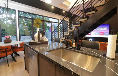 Unit 8 Spacious 2BR Penthouse Sleeps 8 - Photo 2