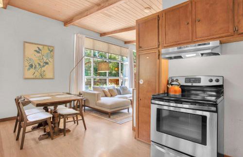 Serene Retreat with Hot Tub - Fire Pit - Deck - Foto 14