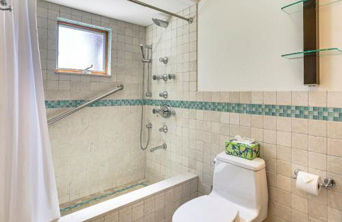 Walk to Bethel Woods Family Home with Deck and Views! - Foto 23