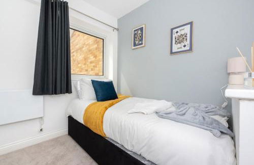 Beautiful Orpington Home w Pool Table and Driveway - Photo 43