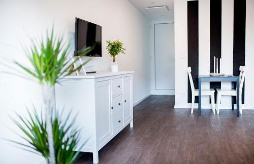 KELLER APARTMENT l 10E - Photo 6