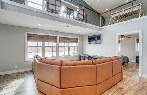 Patio and Fishing Pond! Modern Barndominium Near KC - Foto 2