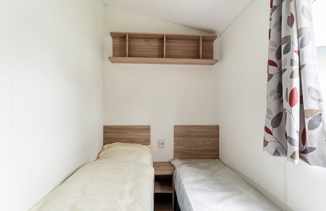 Relaxing Holiday Chalet by the Water in Grou - Foto 7